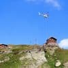 Klein wonder in de Alpen: tien weken oude baby overleeft val van 50 meter