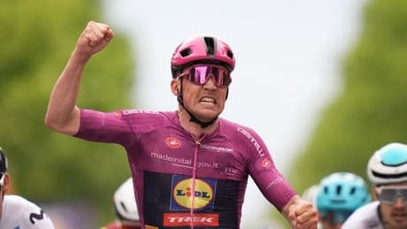 Il danese Pedersen vince in volata e si riprende la maglia rosa. Il Giro torna in Italia