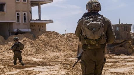 Krieg in Nahost: WHO-Chef: Israels Armee stürmt Warenlager im Gazastreifen