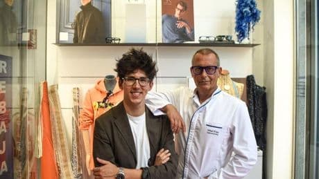El diseñador Eder Aurre lanza las gafas del verano junto a una óptica mítica de Portugalete