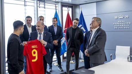 El árbitro recientemente agredido en Guadalajara recibe el reconocimiento de la RFEF