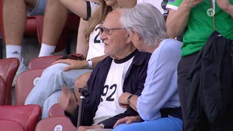 Warum das überraschend ist! - Opa (92) unserer Titanin im Stadion