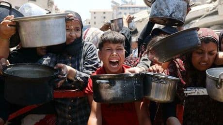 Gaza, dall'Egitto 100 camion di aiuti con 1.200 tonnellate di cibo. La risposta alla crisi umanitaria