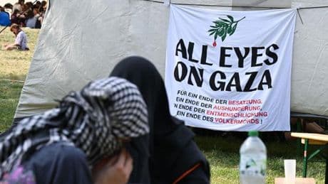 Zeltlager: Protestcamp in Frankfurt: Farbbeutel auf Gegendemonstranten