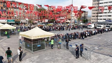 Yer: Kırıkkale! Ücretsiz olduğunu duyan geldi, izdihamı engellemek için 3 ayrı nokta oluşturuldu