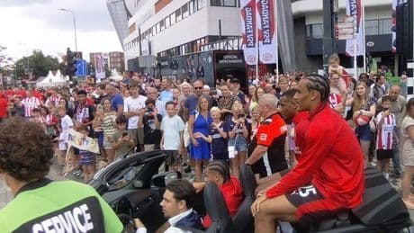 La curiosa llegada al campo del PSV en coches descapotables para jugar contra el Athletic