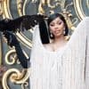 IN BEELD. Met levende kraai als accessoire: Cardi B doet alle hoofden draaien in Parijs