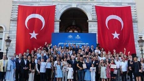 İstanbul Valisi Gül LGS'de tam puan alan öğrencileri ödüllendirdi