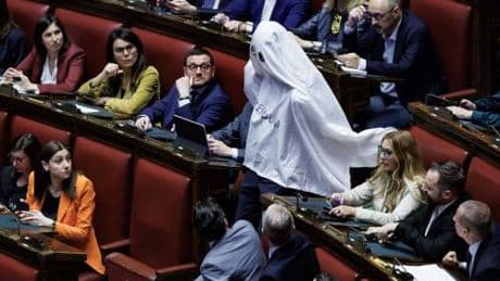 Meloni: "Prima di noi poliziotti offesi e malmenati"