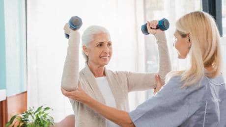 «Il n’y a pas besoin de faire des allers-retours pour aller voir le médecin»: l’hospitalisation à domicile, un système gagnant pour les patients et les soignants