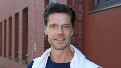 Anti-Aging-Maßnahme: "Unter uns"-Star Stephen Dürr pflegt sich mit seinem eigenen Sperma
