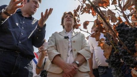 Après les incendies dans l’Aude, la ministre de l’agriculture, Annie Genevard, exprime « la solidarité nationale » aux viticulteurs des Corbières