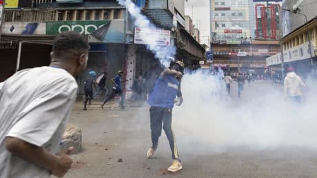 Kenya: un policier tire à bout portant, les manifestations dégénèrent à Nairobi