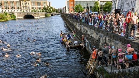 Demo an Berliner Museumsinsel: Protest-Schwimmen gegen Badeverbot in Berliner Spree