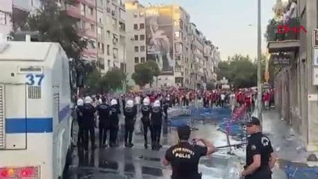Göztepe - Fenerbahçe maçı öncesinde gerginlik çıktı: Taraftarlara biber gazı sıkıldı