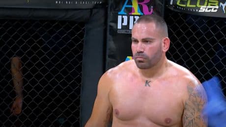 Un luchador de 'kick boxing' y un portero de discoteca matan a golpes a un hombre y llevan su cadáver a la comisaría