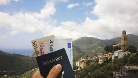 Actual best place and day to exchange money during travels, expert shares