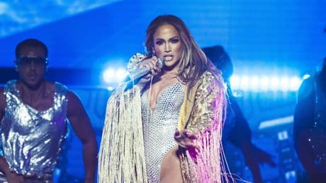 Jennifer Lopez staat per ongeluk in onderbroek op het podium