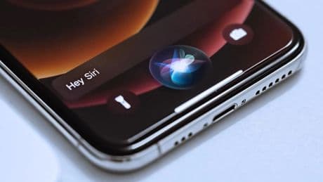 Siri pierde ante Europa: la normativa de la UE obliga a Apple a permitir sustituirla por otro asistente de voz