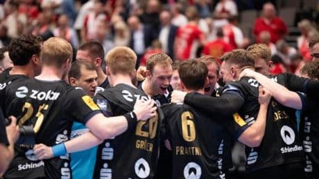 Handball: Berliner Titeltraum lebt doppelt: "In die Geschichtsbücher"