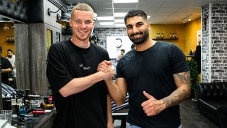 Besuch mit Nico Elvedi - ER ist der Star-Friseur der Gladbach-Profis