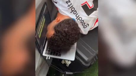 Checkt er den VAR? - Ex-Bayern-Star legt dramatischen Laptop-Sturz hin