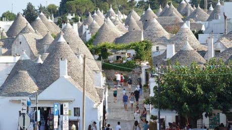 Este es el pequeño pueblo de los dos mil 'trullis' o casas pintorescas encaladas y de planta circular