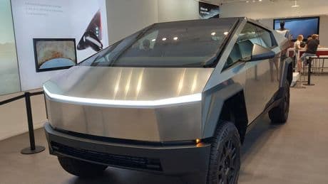 El youtuber 'YoSoyPlex' explica el motivo por el que no pudo comprar un Cybertruck de Tesla: “Está prohibido en España”
