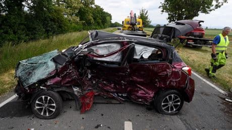 Auf Kreisstraße bei Stockstadt - Rentner-Ehepaar stirbt bei Abbiege-Unfall