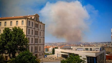 Incendie à Marseille: la circulation des trains interrompue, le personnel de la SNCF évacué
