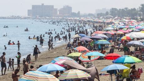 Los peligros del mar: un móvil en una bolsa estanca salva la vida de dos mujeres a la deriva