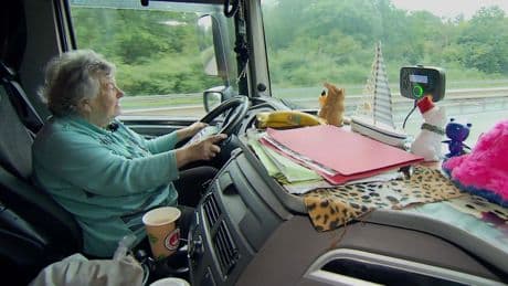 "Oma Rosi": Diese 76-jährige Lkw-Fahrerin ist eine Legende auf der Autobahn