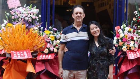 Zelfgemaakte kroketten en André Hazes door de speakers: Arjan (59) opent Hollandse bar in China