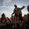 Illegale rave met 9.000 mensen al drie dagen bezig in Frankrijk (en duurt mogelijk tot zondag)
