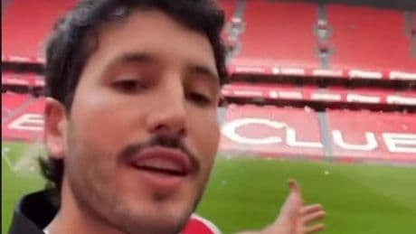 Sebastián Yatra se suelta con el euskera y disfruta del Athletic en San Mamés