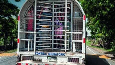«Ils ne comprennent que les coups de bâton» : face à Haïti plongée dans le chaos, la République dominicaine assume son mur et ses expulsions massives