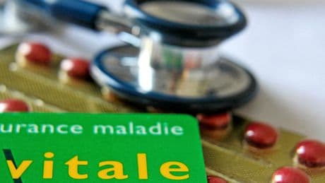 Soins, médicaments, arrêts maladie : ce que Bayrou veut couper dans la santé