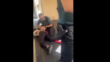 Vueling califica a Israel de Estado terrorista y desembarca a 52 adolescentes judíos por cantar en hebreo
