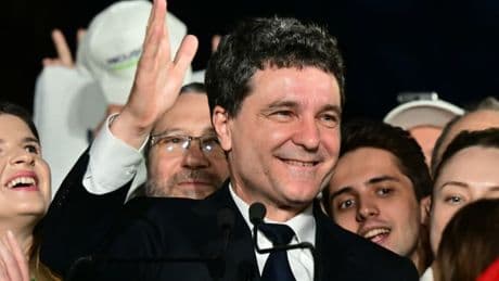 Mathématicien, candidat anti-corruption, maire de Bucarest... Qui est Nicusor Dan, le nouveau président roumain?
