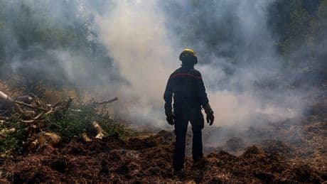 Incendie dans l’Aude : le feu fixé mais pas éteint, la mobilisation des pompiers reste intense