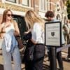 Voor Amsterdamse terrassen sta je tegenwoordig in de rij: ‘Het is net als in de Efteling’