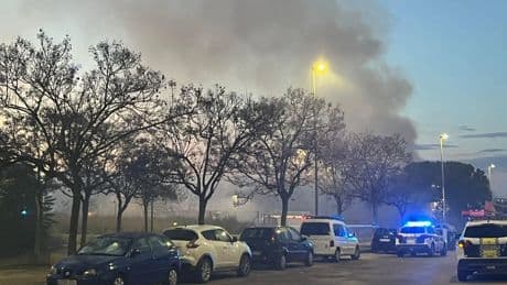 Investigan como intencionado un incendio en Torrent que ha causado una gran nube de humo