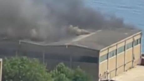Voltri, capannone ex Costaguta in fiamme