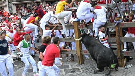 El segundo encierro de San Fermín deja un herido por asta y varios momentos de pánico al quedar rezagado un toro