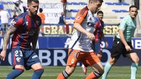 El Oviedo derrota a un Huesca con diez y se acerca a los puestos de ascenso directo