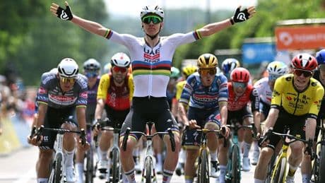 Pogacar klopt Vingegaard en Van der Poel in openingsrit 'Mini-Tour de France'