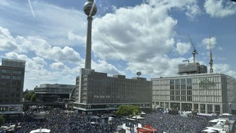 Vor DFB-Pokal-Finale - Arminia-Wahnsinn am Alexanderplatz