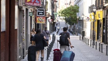 Consumo impone a Airbnb el bloqueo de más de 65.000 anuncios ilegales de pisos turísticos