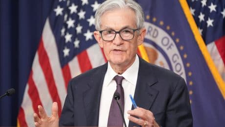 La Reserva Federal mantiene los tipos y prevé solo recortar 0,5 puntos este año pese a las presiones de Trump