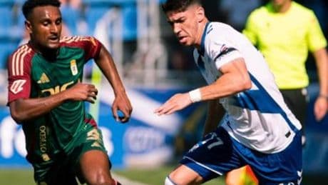 El Oviedo vence en Tenerife y se agarra al ascenso directo